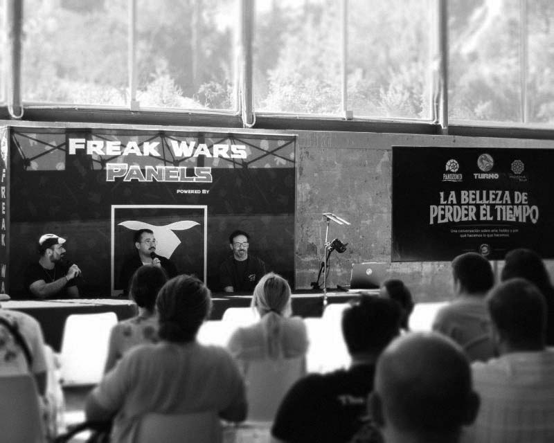 Ponencia «La belleza de perder el tiempo» en Freak Wars 2026, con los tres participantes frente al público.